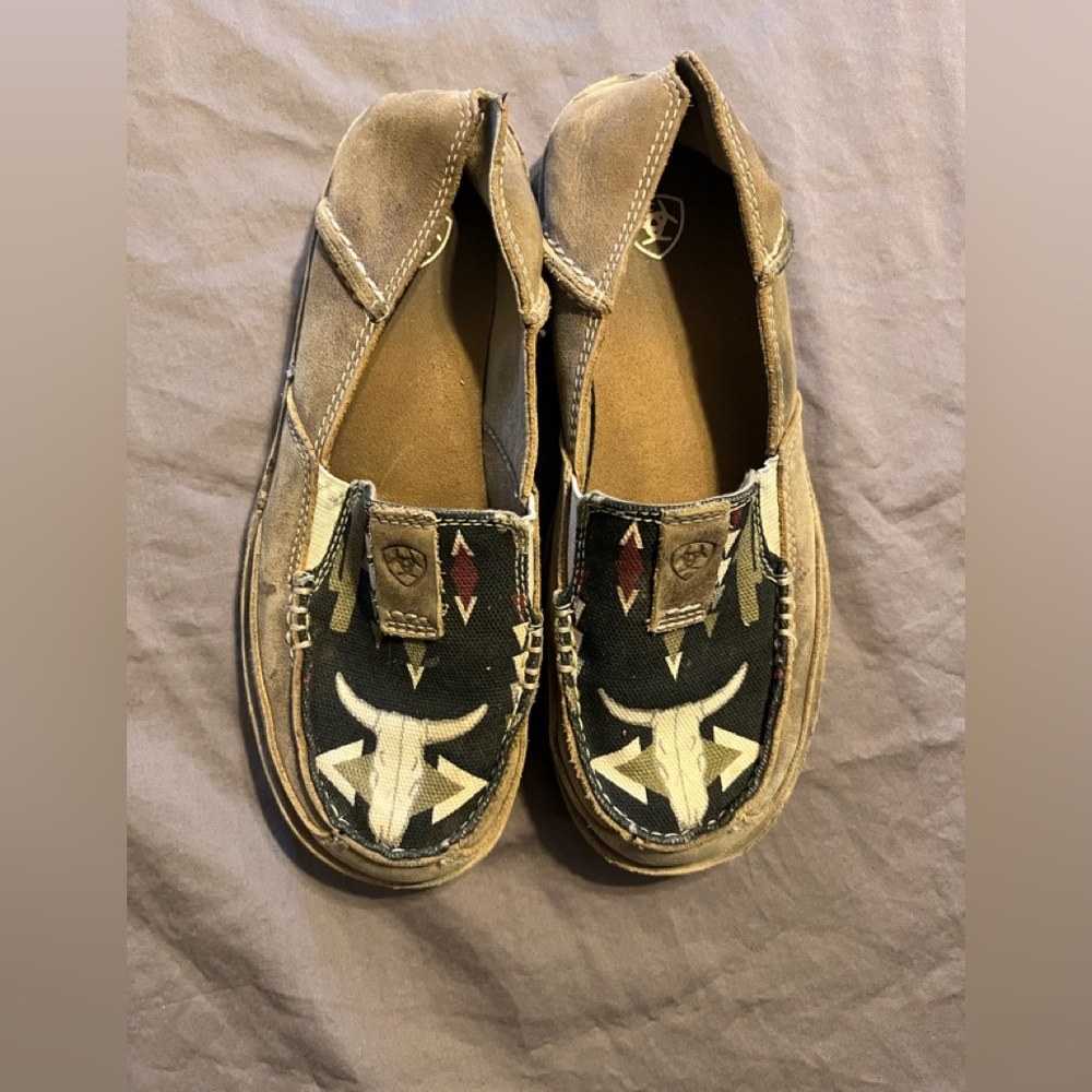 Womens 5.5 Ariat cruisers